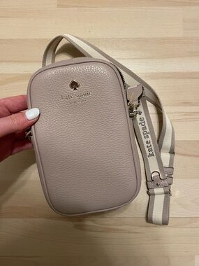 Excellent Condition - Kate Spade small cellphone crossbody in cozy grey!